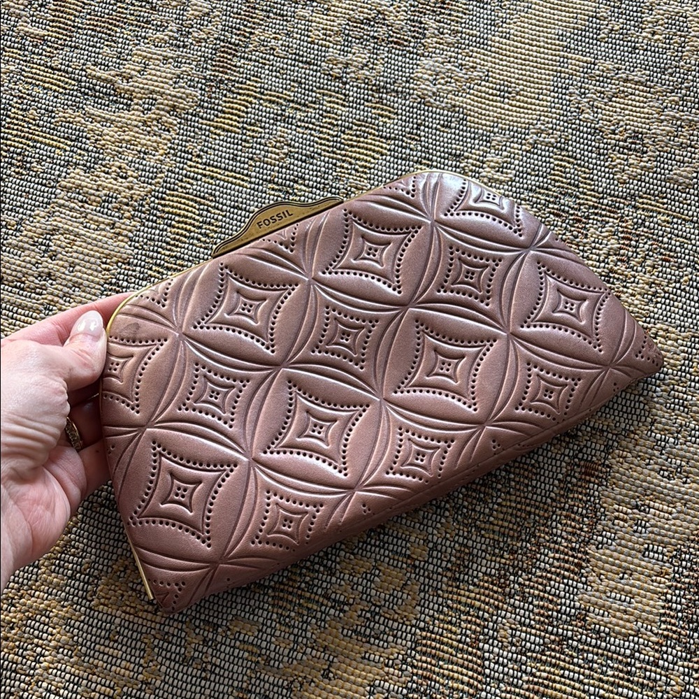 Fossil Leather stamped Clutch Bag in Mauve